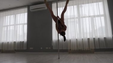 Stüdyoda erotik dans eden zinde bir kadın.