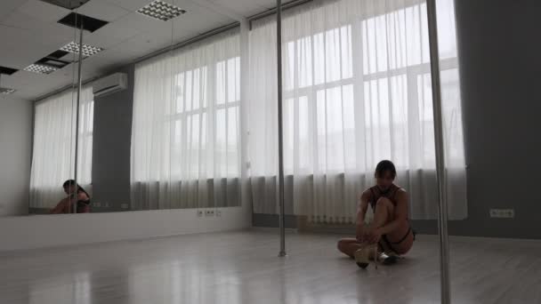 Femme flexible dansant sur poteau en studio — Video
