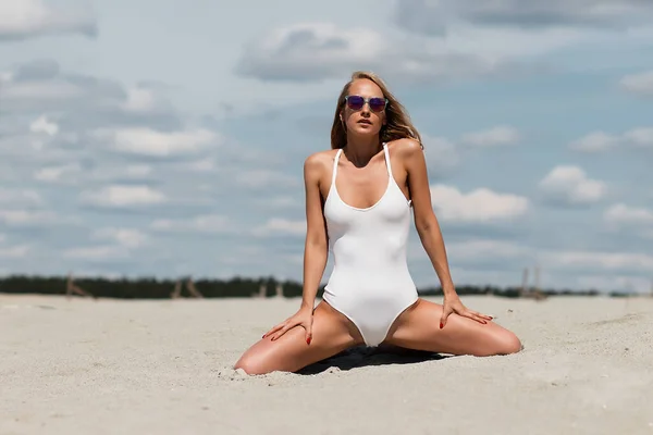 Junge Schlanke Sexy Langhaarige Frau Perfektem Weißen Badeanzug Kniet Strand — Stockfoto