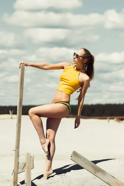 Boční Pohled Svůdné Hubené Ženy Půvabné Protahování Paží Hýždí Drží — Stock fotografie