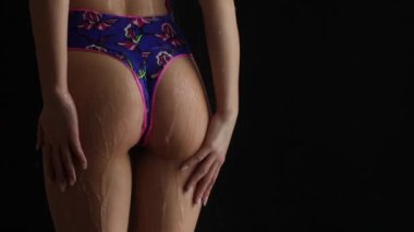 Bikinili çekici kadın duş alıyor.