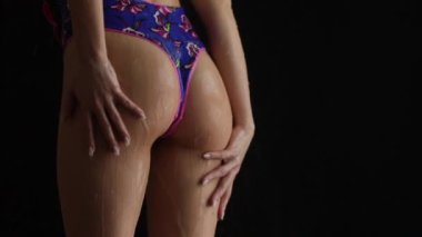 Bikinili çekici kadın duş alıyor.