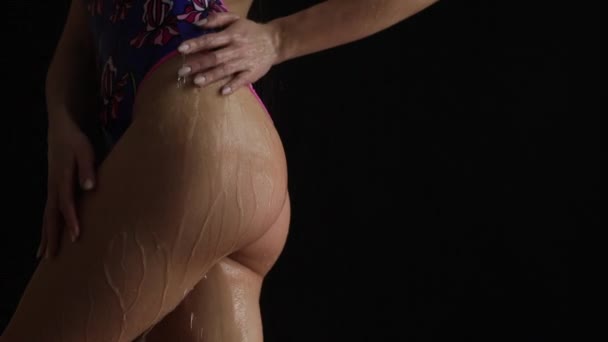 Ernte verführerische Frau im Bikini unter der Dusche — Stockvideo