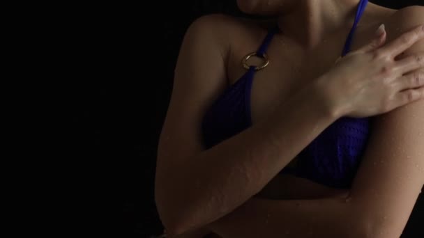 Соблазнительная женщина в лифчике принимает душ — стоковое видео