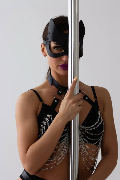 Sexy Pole Tänzerin Schwarzer Unterwäsche Steht Mit Spiegel Studio Und — Stockfoto