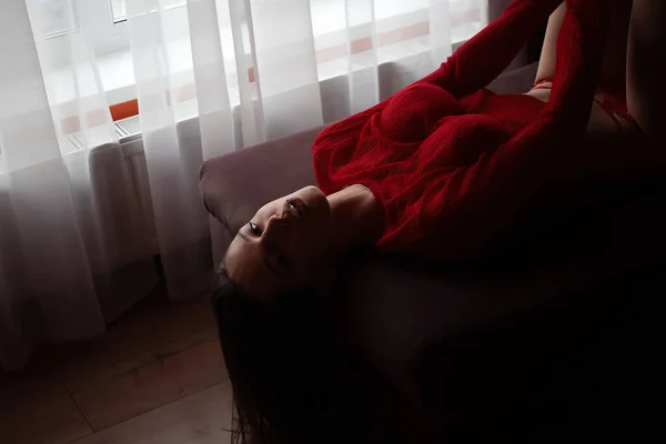 Υψηλής Γωνίας Πλαϊνή Όψη Αισθησιακής Νεαρής Γυναίκας Κόκκινο Πλεκτό Πουλόβερ — Φωτογραφία Αρχείου