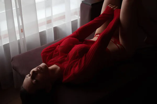 Vista Laterale Alto Angolo Sensuale Giovane Femmina Maglione Rosso Maglia — Foto Stock