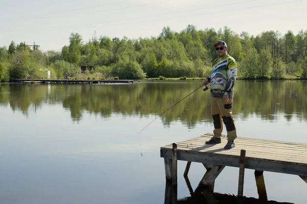 Fishing Rod Λίμνη Ψαράδες Άνδρες Αθλητισμό Καλοκαίρι Δέλεαρ Ηλιοβασίλεμα Νερό — Φωτογραφία Αρχείου