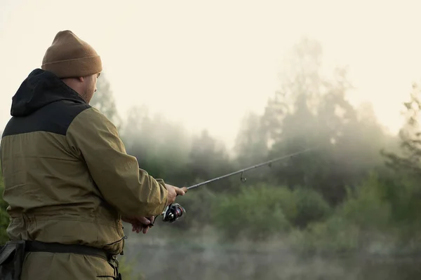 Fishing Rod Λίμνη Ψαράδες Άνδρες Αθλητισμό Καλοκαίρι Δέλεαρ Ηλιοβασίλεμα Νερό — Φωτογραφία Αρχείου