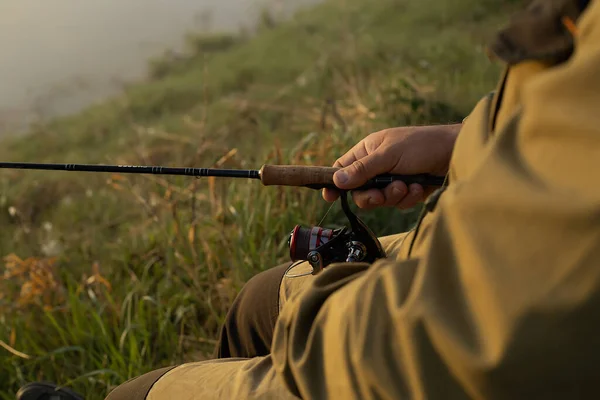 Fishing Rod Λίμνη Ψαράδες Άνδρες Αθλητισμό Καλοκαίρι Δέλεαρ Ηλιοβασίλεμα Νερό — Φωτογραφία Αρχείου