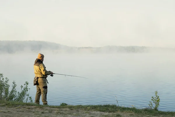 Fishing Rod Λίμνη Ψαράδες Άνδρες Αθλητισμό Καλοκαίρι Δέλεαρ Ηλιοβασίλεμα Νερό — Φωτογραφία Αρχείου