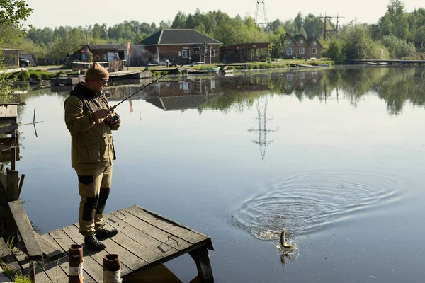 Fiskespö Sjö Fiskare Män Sport Sommar Locka Solnedgång Vatten Utomhus — Stockfoto