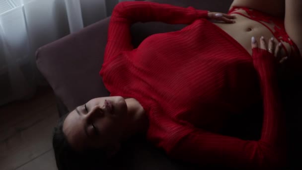 Drömmande lockande kvinna i röda underkläder — Stockvideo