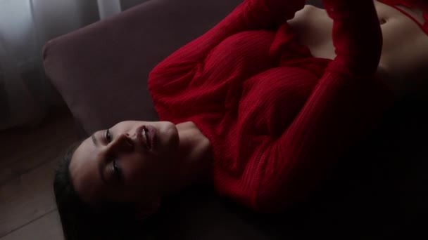 Dromerige verleidelijke vrouw in rood lingerie — Stockvideo