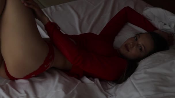 穿着红色内衣裤的迷人女人 — 图库视频影像