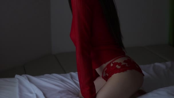 Мечтательная очаровательная женщина в красном нижнем белье — стоковое видео