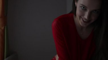 Kırmızı iç çamaşırlı rüya gibi çekici bir kadın.