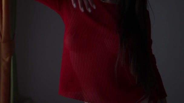 Dromerige verleidelijke vrouw in rood lingerie — Stockvideo