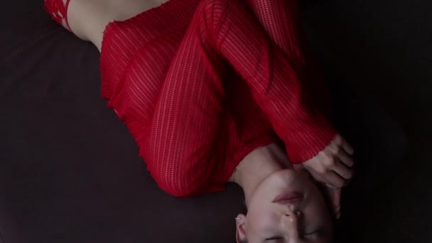 Мечтательная очаровательная женщина в красном нижнем белье — стоковое видео