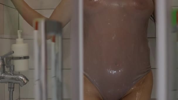 Sensuele naakte vrouw onder de douche — Stockvideo