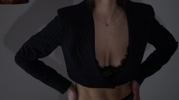 Verleidelijke vrouw in kant lingerie in slaapkamer — Stockvideo