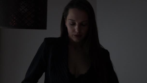 Соблазнительная женщина в кружеве белье в спальне — стоковое видео