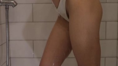 Duşta şehvetli çıplak kadın