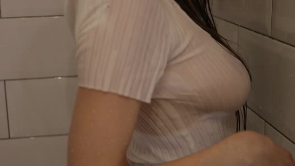 Sinnliche nackte Frau in der Dusche — Stockvideo