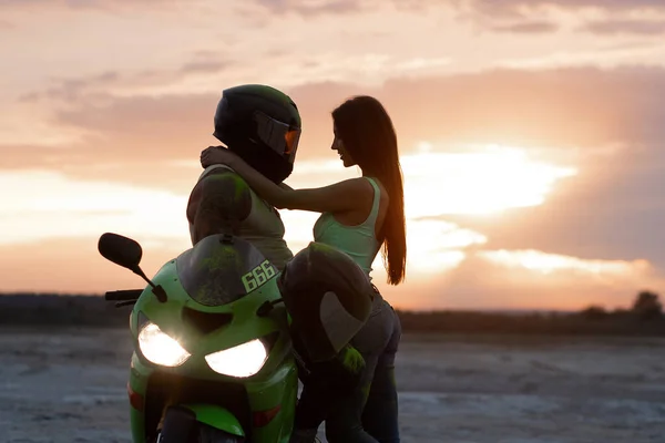 Zijaanzicht Van Paar Liefde Teder Knuffelen Buurt Van Motorfiets Geparkeerd — Stockfoto