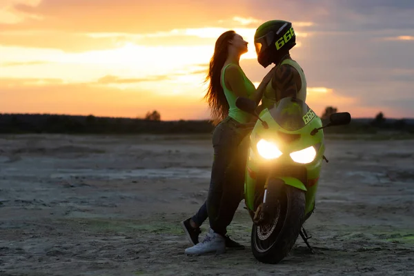 Вид Сбоку Влюблённой Пары Нежно Обнимающей Мотоцикл Припаркованный Песчаном Берегу — стоковое фото