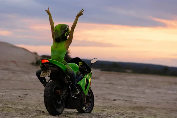 Anonymous Female Motorcyclist Helmet Green Holi Powder Sitting Motorbike Showing — Stock Photo, Image