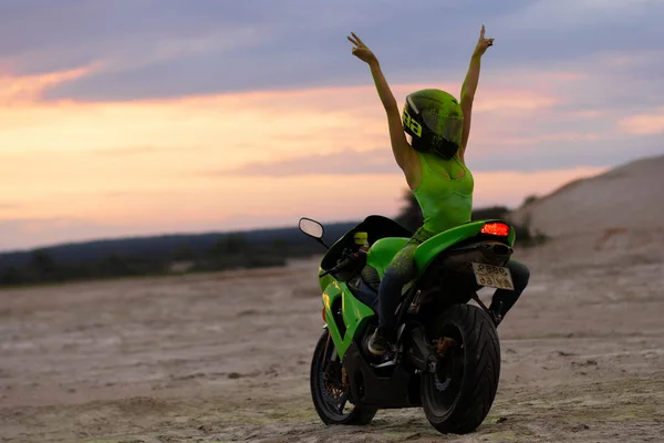 Anonymous Female Motorcyclist Helmet Green Holi Powder Sitting Motorbike Showing — Stock Photo, Image