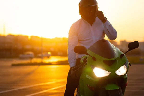 Nicht Wiederzuerkennen Stilvolle Männliche Motorradfahrer Mit Helm Sitzt Auf Geparkten — Stockfoto