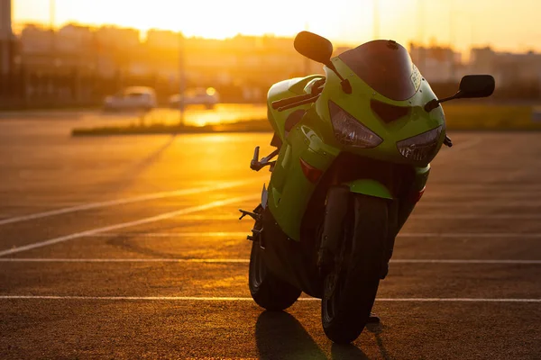 Unrecognizable Stylish Male Motorcyclist Helmet Sitting Parked Motorbike City Background — Stock Photo, Image