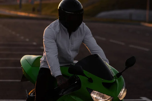 Nicht Wiederzuerkennen Stilvolle Männliche Motorradfahrer Mit Helm Sitzt Auf Geparkten — Stockfoto