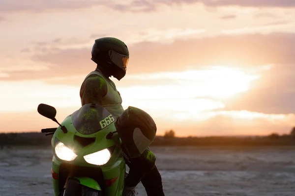 Вид Сбоку Стильного Мужчины Мотоциклиста Шлеме Стоящего Рядом Современным Мотоциклом — стоковое фото