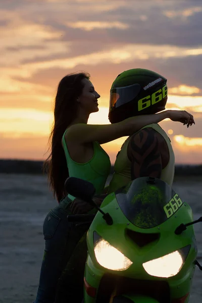 Side View Couple Love Tenderly Hugging Motorcycle Parked Sandy Seashore — Stock Photo, Image