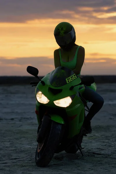 Anonyme Coole Motorradfahrerin Mit Helm Und Grünem Holi Pulver Sitzt — Stockfoto