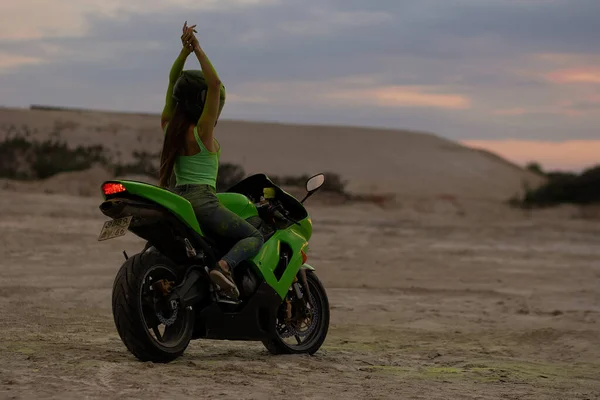 Anonymous Female Motorcyclist Helmet Green Holi Powder Sitting Motorbike Showing — Stock Photo, Image