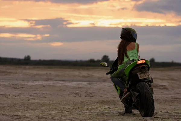 Анонимная Крутая Мотоциклистка Шлеме Зеленом Порошке Холи Сидит Современном Мотоцикле — стоковое фото