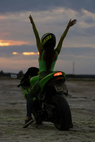 Motociclista Feminina Anônimo Capacete Verde Holi Sentado Moto Mostrando Dois — Fotografia de Stock