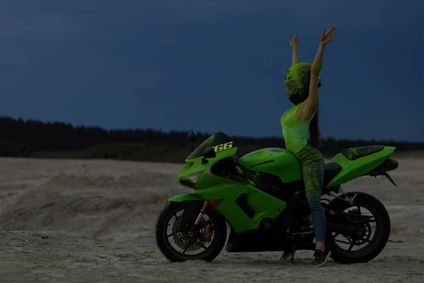 Femme Anonyme Motocycliste Casque Poudre Holi Verte Assise Sur Une — Photo