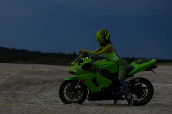 Anónimo Fresco Motociclista Femenina Casco Verde Holi Polvo Sentado Moto — Foto de Stock