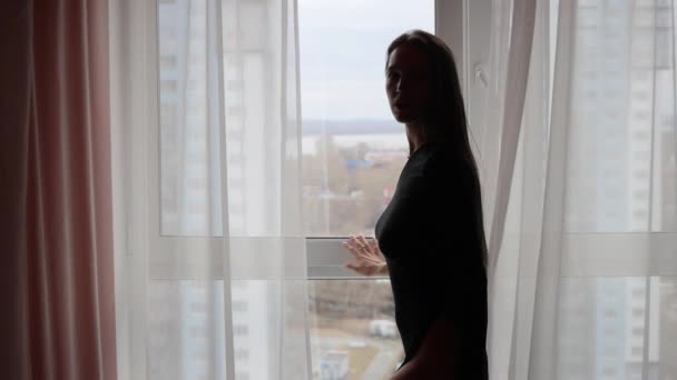 Femeia grațioasă în rochie sexy acasă — Videoclip de stoc