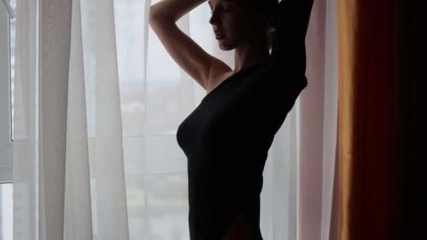 Půvabná žena v sexy šaty doma — Stock video