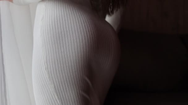 Půvabná žena v sexy šaty doma — Stock video