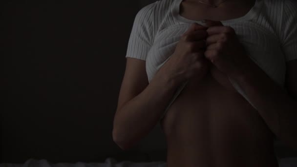 Donna seducente toccare corpo a casa — Video Stock