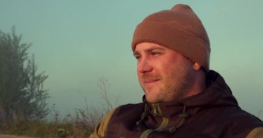 Göl kenarındaki ahşap iskelede balık tutan adam.