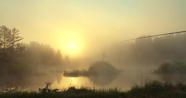 L'uomo irriconoscibile pesca nel lago all'alba — Video Stock