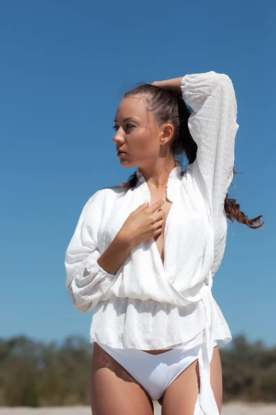 Charmantes Junges Weibliches Model Stylischer Weißer Bluse Mit Entblößter Brust — Stockfoto